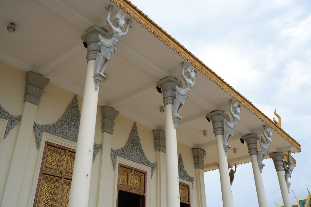 Row of apsara column brackets under the eave