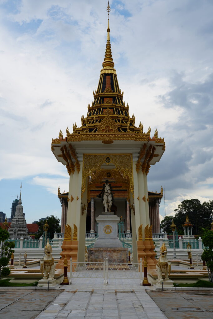 Equestrian pavilion, symmetrical approach