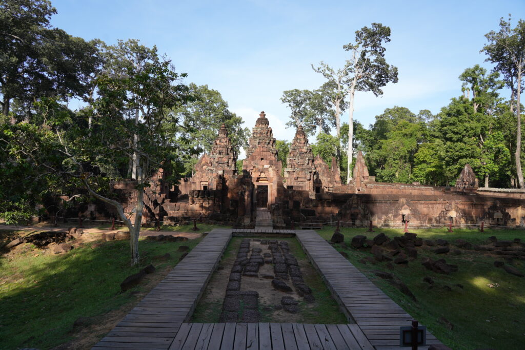 Banteay Srei symmetric approach