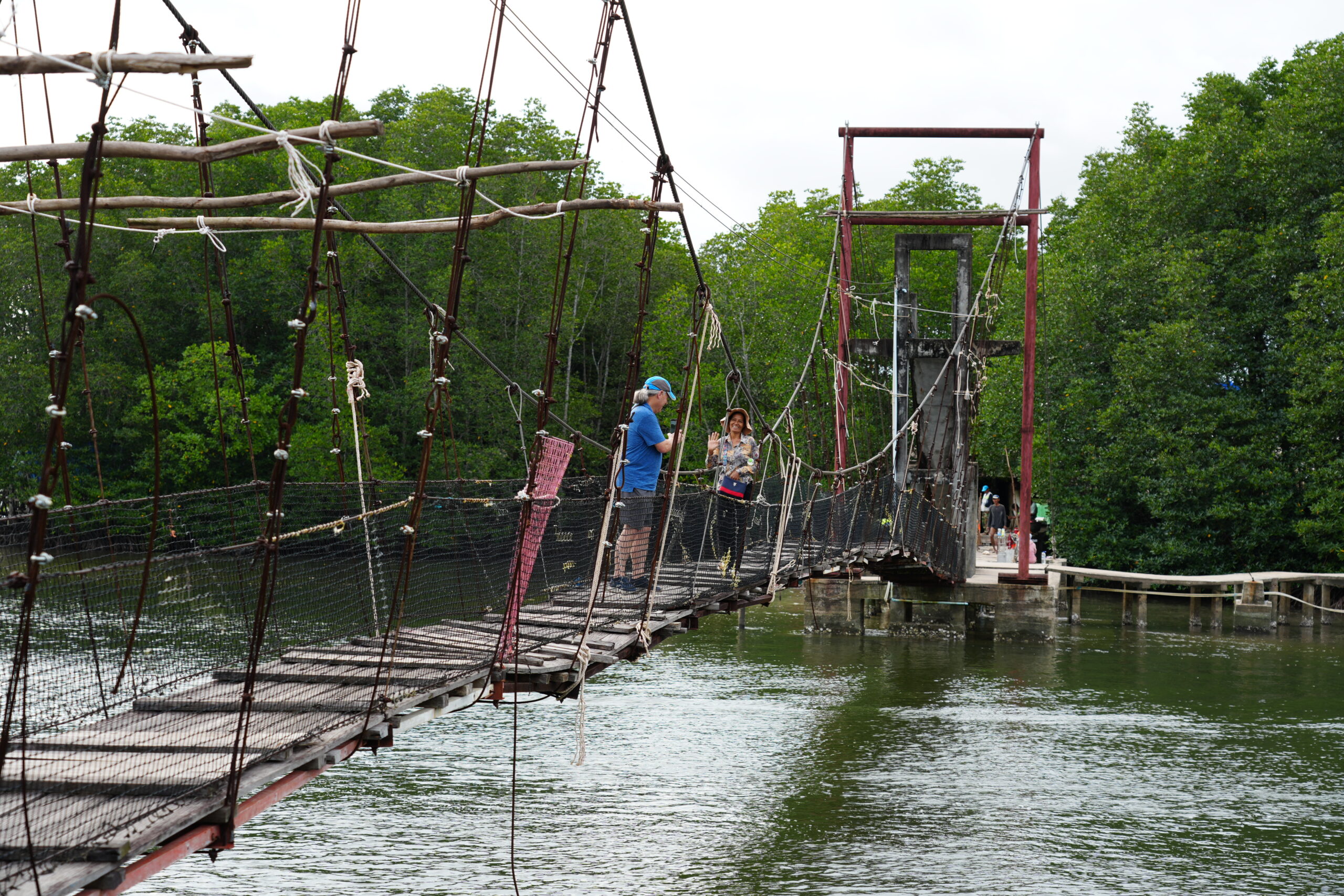 Crossing rope suspension bridge