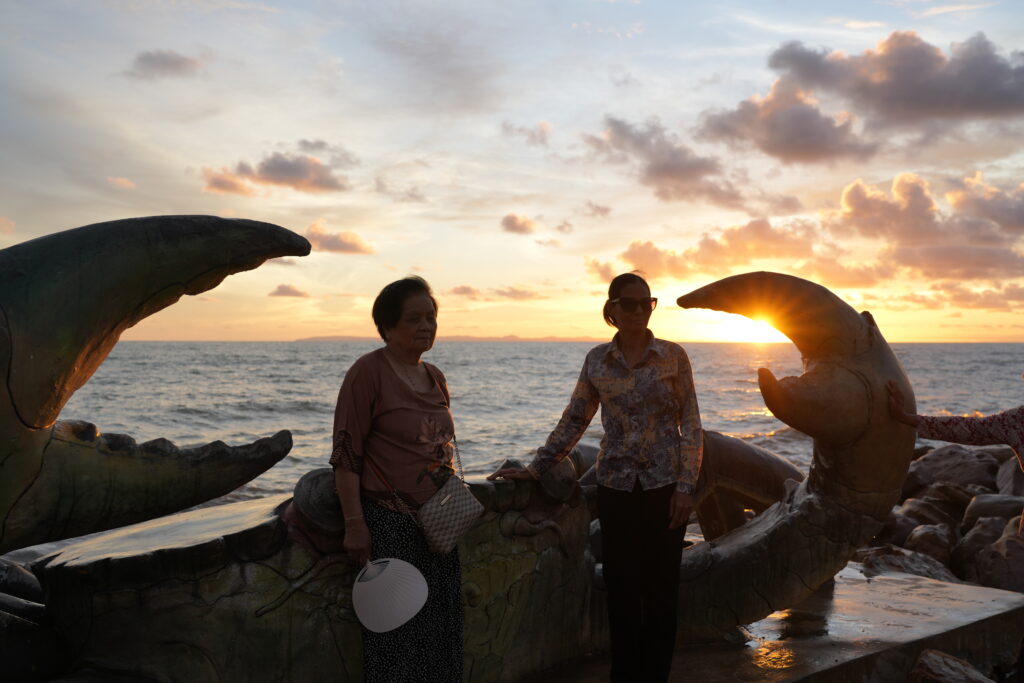 Kep crab statue at dusk